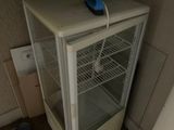 une petite armoire sur laquelle sont posées des assiettes