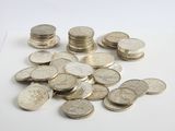 une pile de pièces de monnaie posée sur une table blanche