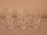 quatre verres à vin vides sont alignés sur une table