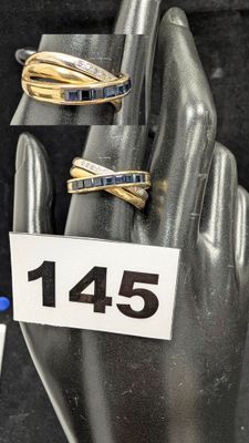 une présentation de bagues et de bracelets sur la main d'un mannequin