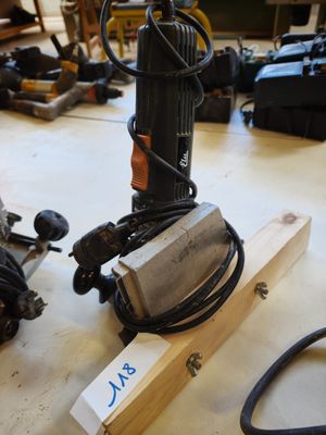 many tools that are sitting on a table in the room