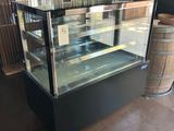 une vitrine en verre remplie de pâtisseries