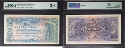 Trois types de monnaie différents sont exposés dans une vitrine.