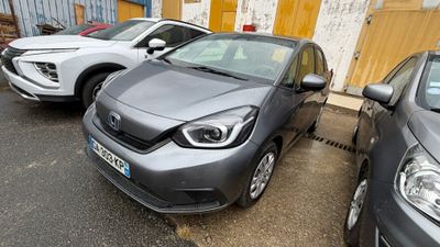 trois voitures garées l'une à côté de l'autre dans un parking