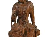 statue en bois représentant Bouddha assis sur un rocher, sur fond blanc