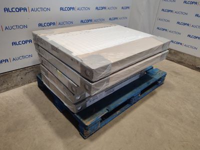 une pile de matelas posée sur une palette devant un mur