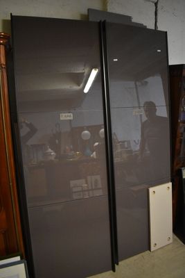 deux réfrigérateurs placés côte à côte dans une pièce