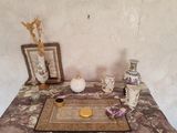un bureau avec un plateau en marbre et des finitions dorées