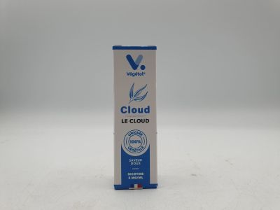 un gros plan d'une bouteille contenant un liquide posée sur une surface blanche
