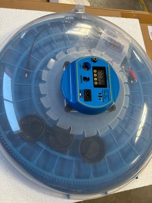 une image représentant un appareil électronique bleu et noir posé sur une table