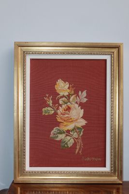 la photo d'une photo représentant une rose posée sur une table