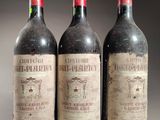 trois bouteilles de vin sont alignées sur une table