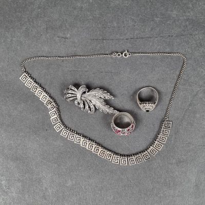 Lot comprenant : 1 bague en argent ornée d'une pierre noire …