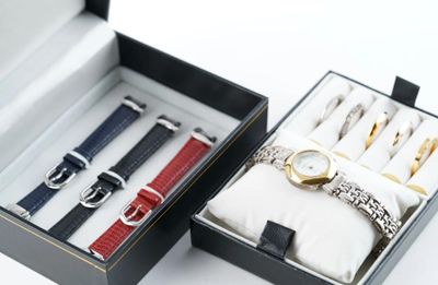une boîte contenant une montre et d'autres montres