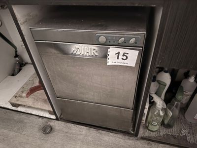 une photo d'un lave-vaisselle sur lequel est apposée une plaque d'immatriculation
