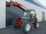 un tracteur garé devant un bâtiment