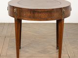 une image représentant une table ronde avec un plateau en bois posée sur un plancher en bois