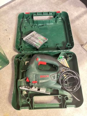 une boîte verte contenant des outils, posée sur le sol