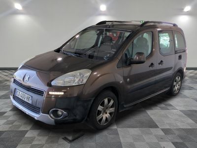 La petite camionnette marron est garée sur un sol en carrelage à damier.