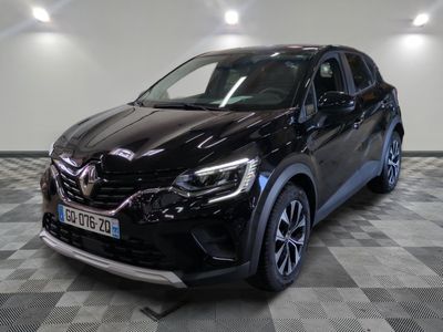 la voiture noire est garée sur un sol en damier dans le garage