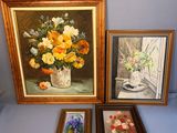 trois photos encadrées représentant des fleurs dans un vase et un vase rempli de fleurs