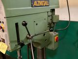 une photo d'une machine en cours de réparation