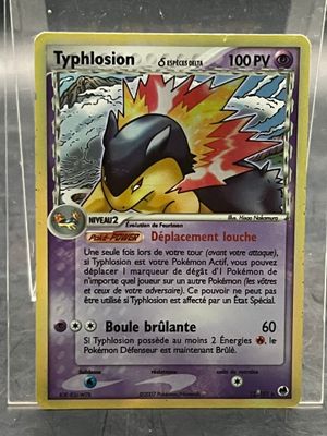 un gros plan sur une carte Pokémon dans une vitrine