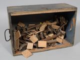 une boîte en bois remplie de vieux outils et d'une clé