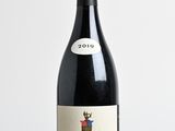 la bouteille de vin est posée sur une table en bois