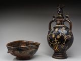 deux vases et un bol posés les uns à côté des autres