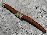 une montre qui est posée par terre