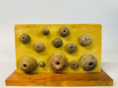 un présentoir en bois sur lequel sont disposés de nombreux petits objets