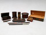 un grand nombre d'objets différents posés sur une table