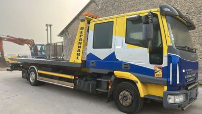 a truck that is parked in front of a building
