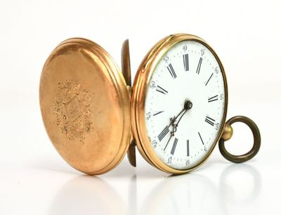 une montre de poche en or avec des chiffres romains