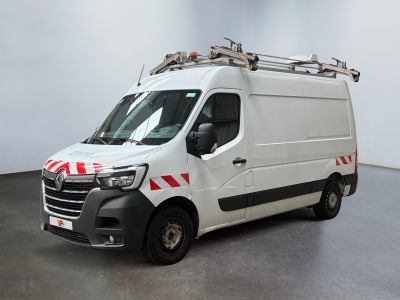une camionnette blanche avec une bande rouge sur le côté