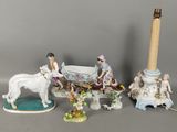 un groupe de figurines assises sur une table
