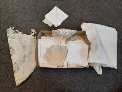 une boîte posée par terre et contenant de nombreux objets