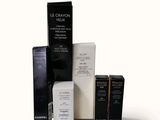 de nombreux types de produits cosmétiques posés sur une surface blanche