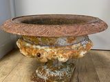 un grand saladier posé sur une table en bois