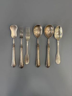 plusieurs cuillères et fourchettes accrochées au mur