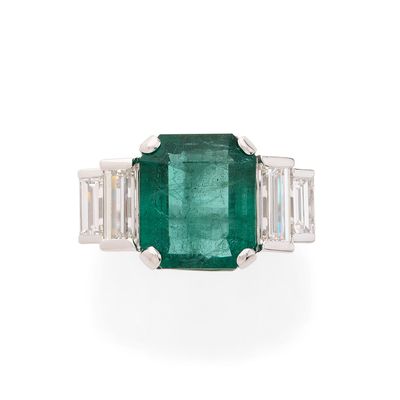 une bague en émeraude et diamant