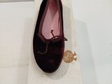 quelqu'un porte une paire de chaussures qui se trouvent dans une boîte