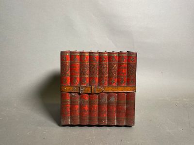 un gros plan sur une pile de vieux livres posée sur une table