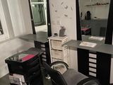 un bureau avec une chaise et un miroir dans une pièce