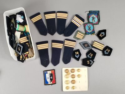 beaucoup d'insignes et d'écussons militaires sur la table