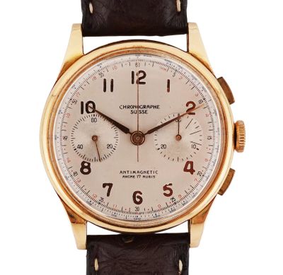 un gros plan d'une montre-bracelet en or avec un bracelet en cuir marron