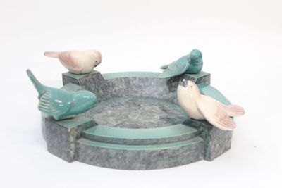 Bain d'oiseaux circulaire en faïence fine à décor de 4 moine…