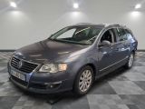 La Volkswagen Passat est garée dans le garage, sur un sol à damier.