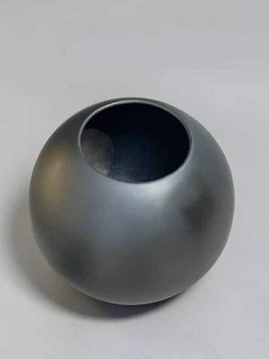 Vase sphérique en faïence émaillée noire
